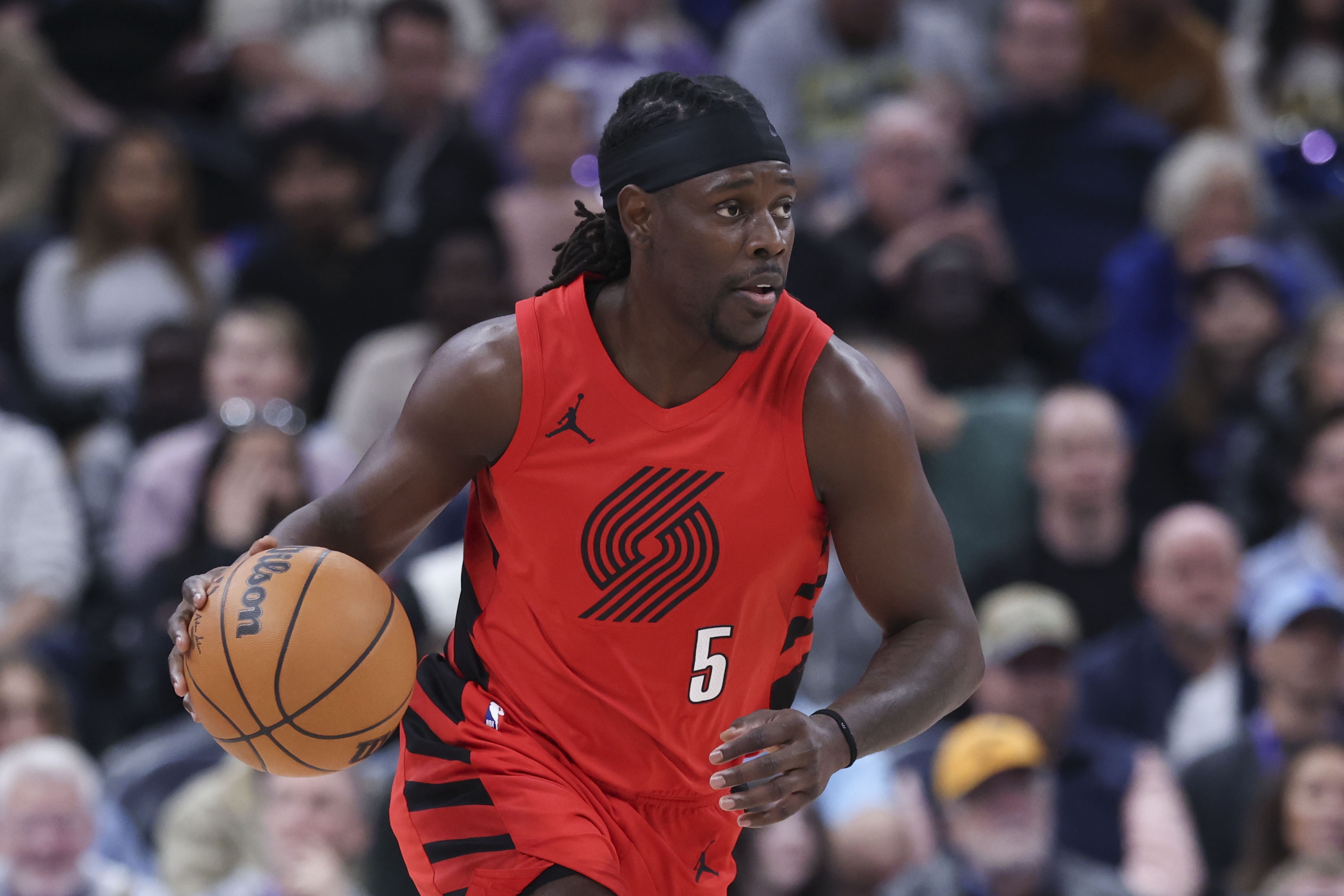 v站-无敌了!霍勒迪连续胯下运球控时间压哨三分球命中 末节已经14分