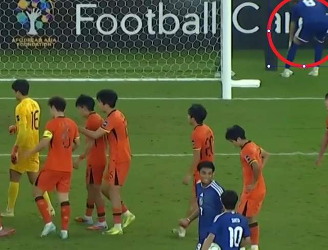 v站体育-细节做到了极致!日本队主罚点球前:疑似偷看李昊点球笔记